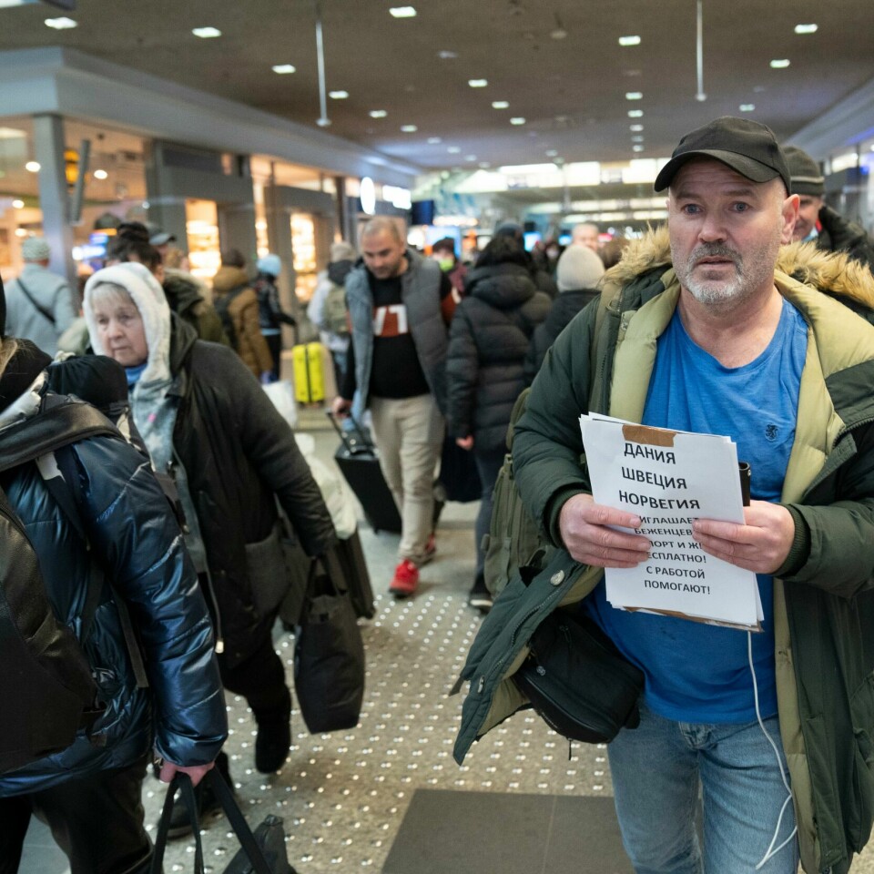 HJELPER: Jan Helge Vassbø leder en ny gruppe ut av togstasjonen i Krakow og om bord på en buss. Han tror at han har vært med på å sende 500 flyktninger til Norden. Jan Helge Vassbø leder en ny gruppe ut av togstasjonen i Krakow og ombord på en buss. Han anslår at han har vært med på å sende 500 flyktninger til de nordiske landene. Foto: Torstein Bøe / NTB
