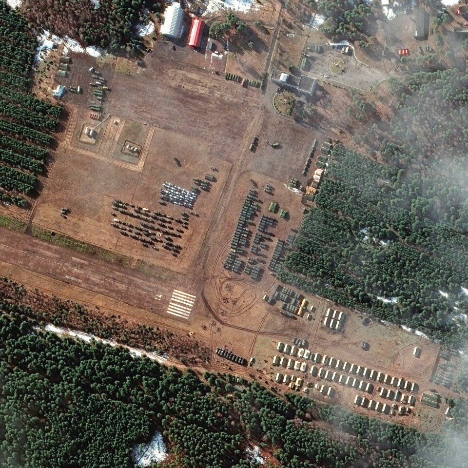 SATELLITT-BILDE: Dette bildet skal vise over 100 militære kjøretøy. De er langs grensa mot Ukraina sør i Hviterussland. Dette satellittbildet fra amerikanske Maxar Technologies viser angivelig en ny utstasjonering av mer enn 100 militærkjøretøy sør i Hviterussland, mot grensa til Ukraina. Foto: Maxar Technologies / AP / NTB