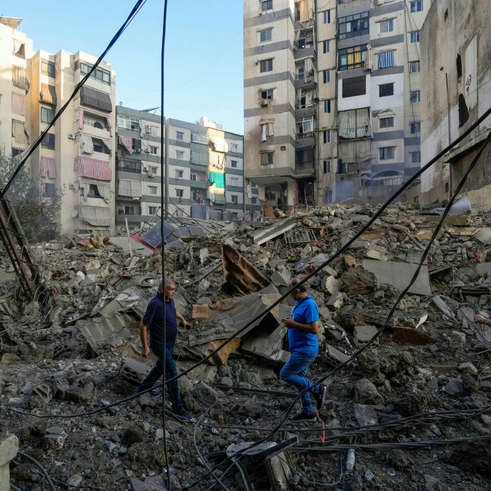 BEIRUT: Israel bombet Beirut flere ganger torsdag kveld. Bildet viser folk som undersøker skadde bygninger etter Israels angrep i Beirut torsdag. Foto: Hassan Ammar / AP / NTB
