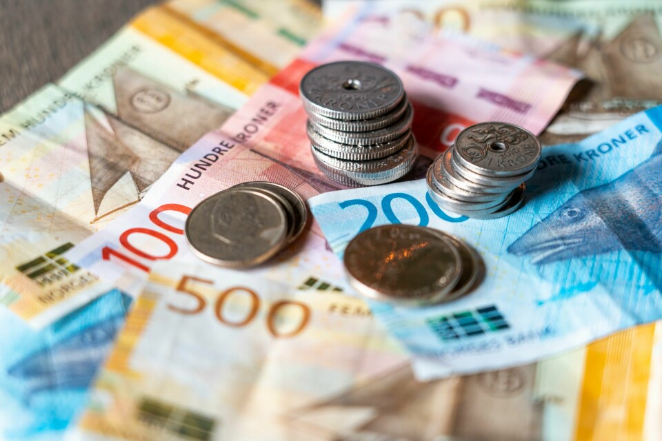 PENGER: Sirdal kommune gir 4 000 kroner til alle som bor der. Bildet viser penger som ligger på et bord. Illustrasjonsfoto: Gorm Kallestad / NTB / NPK