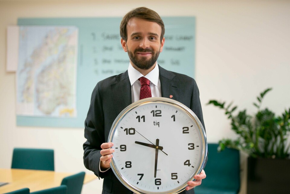 SOMMERTID: Næringsminister Jan Christian Vestre med en klokke. Natt til søndag 27. mars bytter Norge til sommertid. Da stiller vi klokken en time fram.Foto: Nærings- og fiskeridepartementet / NTB Næringsminister Jan Christian Vestre har ansvar for Justervesenet og for at tiden er riktig – både på eget kontor og i resten av landet – og er dermed også regjeringens og Norges «tidsminister». Foto: Nærings- og fiskeridepartementet / NTB