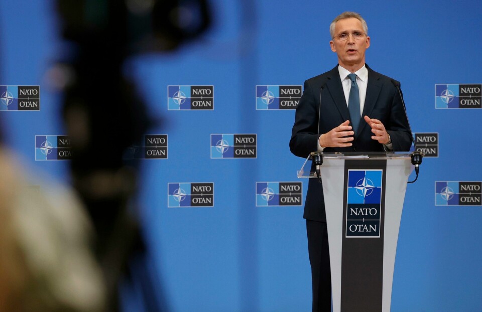 FORDØMMER: Natos generalsekretær Jens Stoltenberg fordømmer den russiske anerkjennelsen av Donetsk og Luhansk. Foto: Olivier Matthys / AP / NTB Natos generalsekretær Jens Stoltenberg holdt pressekonferanse om Ukraina-konflikten torsdag. Foto: Olivier Matthys / AP / NTB