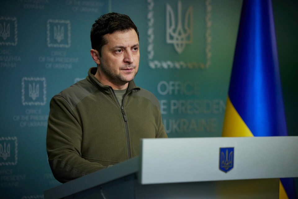 SAMTALER: Ukrainas president Volodymyr Zelenskyj har sagt ja til at Ukraina skal snakke med Russland. Forhandlere fra de to landene skal møtes ved grensa til Hviterussland mandag. Ukrainas president Volodymyr Zelenskyj holdt sent fredag kveld en videotale der han sa at han regner med russerne kommer til å forsøke å erobre hovedstaden i løpet av natten. Foto: Ukrainas presidentkontors presseavdeling via AP / NTB