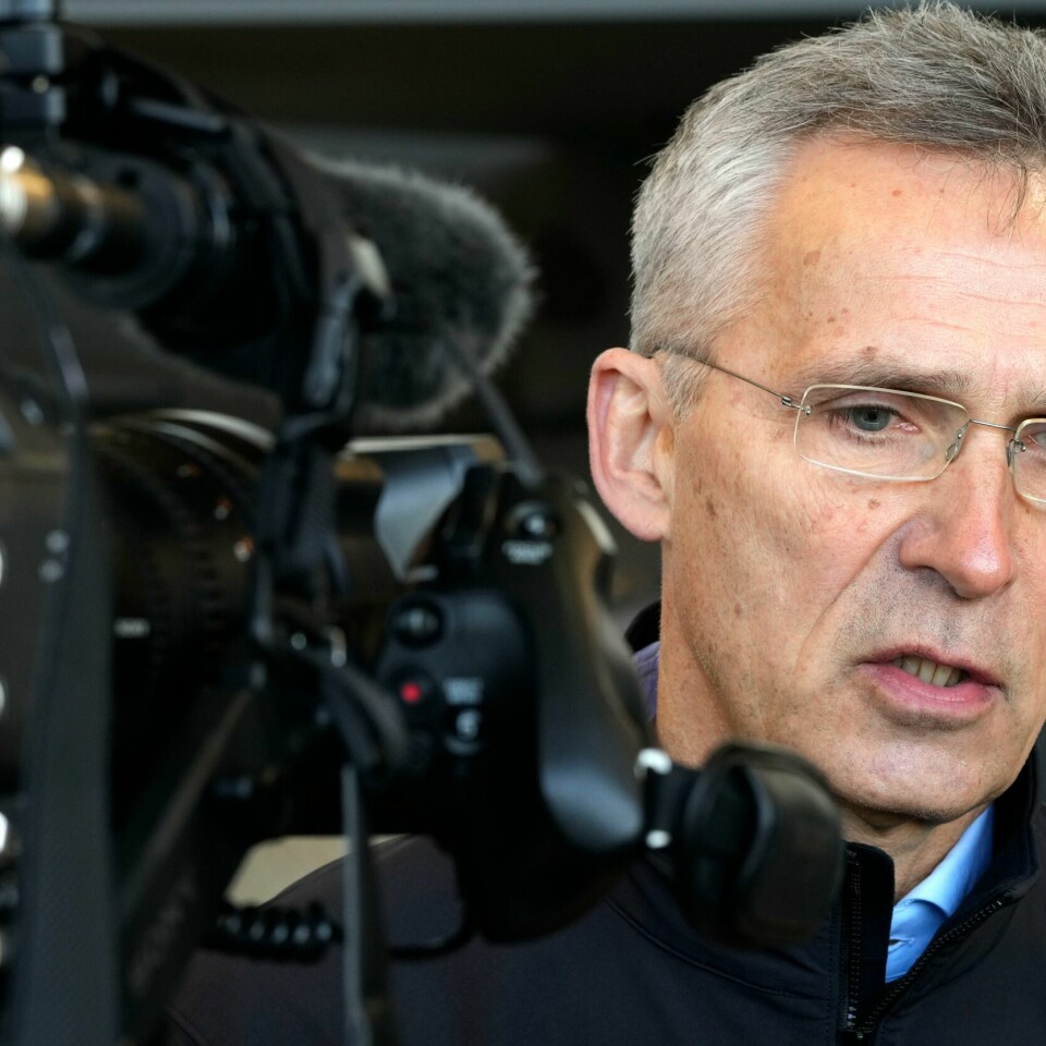 ANSVAR: Nato har et ansvar for å hindre at krigen i Ukraina sprer seg. Det sier Nato-sjef Jens Stoltenberg. Bildet viser Nato-sjefen Jens Stoltenberg mens han taler til pressen på flybasen Lask i Polen 1. mars.