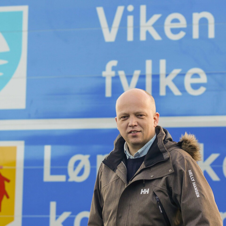 GLISER: Senterpartiets leder, Trygve Slagsvold Vedum står foran skiltet med Viken Fylke. Snart kan han smile over at regionen er historie. Ved månadsskiftet blir det klart om Senterparti-leiar Trygve Slagsvold Vedum får oppfylt ønsket sitt om å dele opp alle tvangssamanslåtte fylke. Foto: Vidar Ruud / NTB / NPK