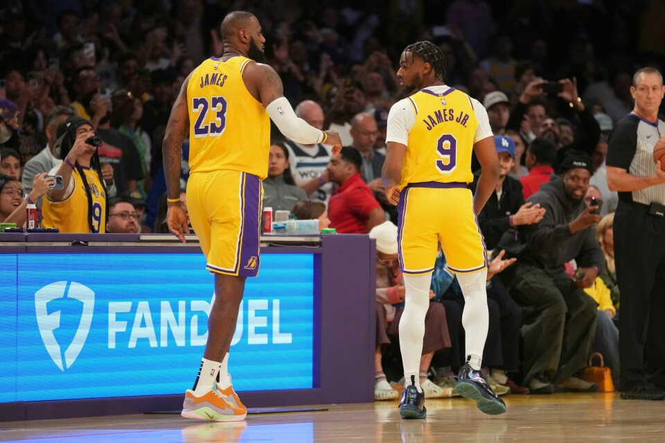 HISTORIE: LeBron James (til venstre) og sønnen Bronny (til høyre) ble historiske. De er første far og sønn på banen sammen i NBA tirsdag. LeBron James (t.v.) og sønnen Bronny (t.h.) ble historiske som første far og sønn på banen sammen i NBA tirsdag. Milepælen kom i Los Angeles Lakers' hjemmekamp mot Minnesota Timberwolves. Foto: Eric Thayer / AP / NTB