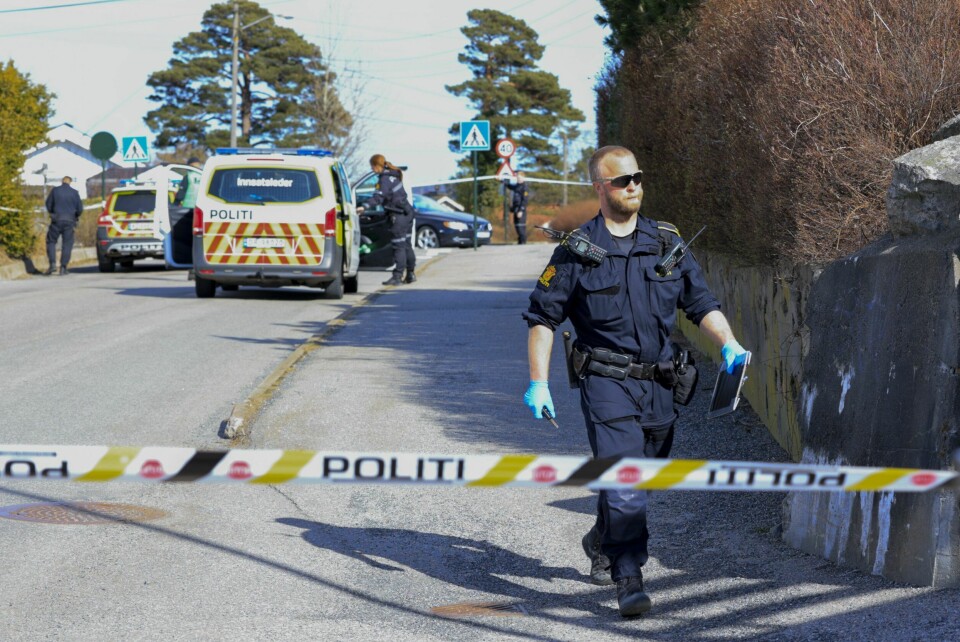 DRAP: Politiet dro til Søm i Kristiansand etter at de fikk melding om alvorlig vold. Nødetatene fant to kvinner alvorlig skadd. Begge døde. En mann er siktet for å ha drept dem. Bildet viser politi på stedet etter meldingen om den alvorlige voldshendelsen i Søm i Kristiansand.