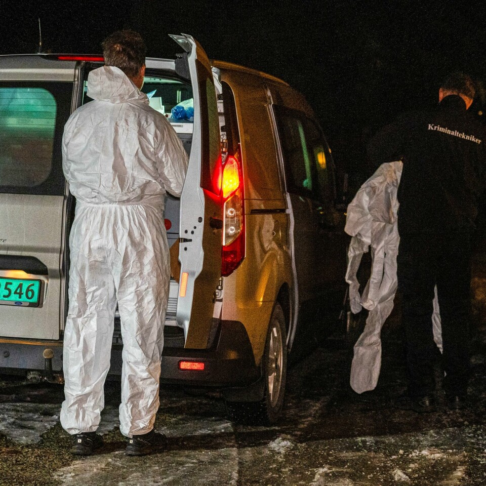 KRIMINALITET: Kvinnen ble funnet på Hegra i Stjørdal tirsdag kveld. Krimteknikere ankommer boligen i Hegra i Stjørdal der en livløs kvinne ble funnet tirsdag kveld. En mann i 30-årene er pågrepet. Kvinnen er fraktet til sykehus med luftambulanse. Foto: Joakim Halvorsen / NTB