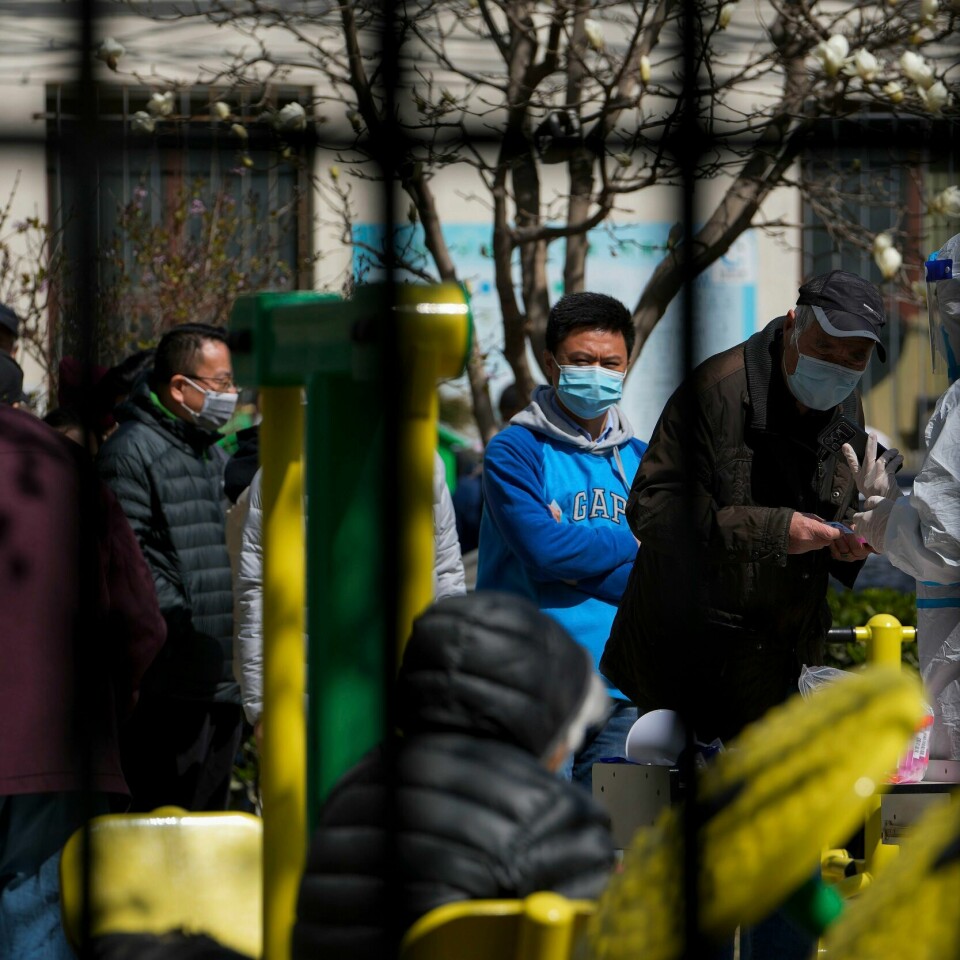 KORONA: Beboere i Shanghai står i kø for å teste seg. Den østlige delen av byen er steng i fem dagen fra mandag- Årsaken er et større koronautbrudd. Foto: Andy Wong /AP /NTB Beboere i Shanghai står i kø for å teste seg. Den østlige delen av byen er steng i fem dagen fra mandag etter et større koronautbrudd. Foto: Andy Wong /AP /NTB