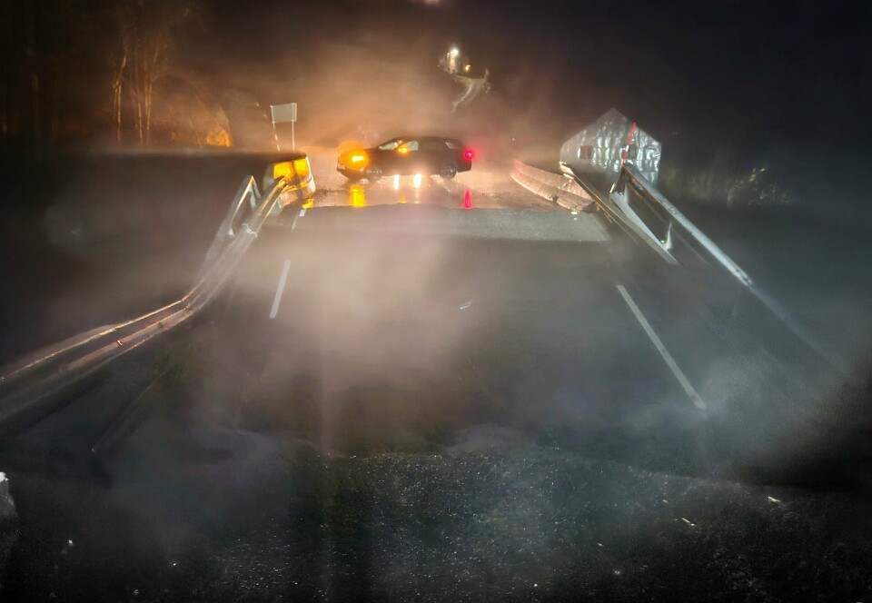 UVÆR: En bro kollapset i Ullensvang som følge av ekstremværet «Jakob». En bro på riksvei 550 gjennom Ædna i Ullensvang er knekt etter press fra vannmasser fra en elv. Foto: Roar Svåsand / NTB