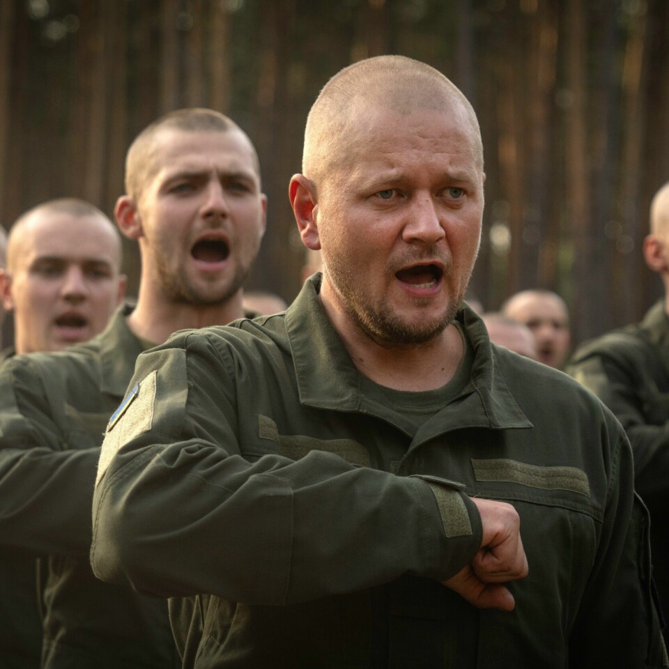 KRIG: Ukraina sliter med mangel på soldater og planlegger nå å mobilisere ytterligere 160 000 til hæren. Ukraina sliter med soldatmangel og planlegger nå å mobilisere ytterligere 160.000 til hæren. Disse rekruttene avsluttet nylig treningen og vil om kort tid bli sendt til fronten. Foto: AP / NTB