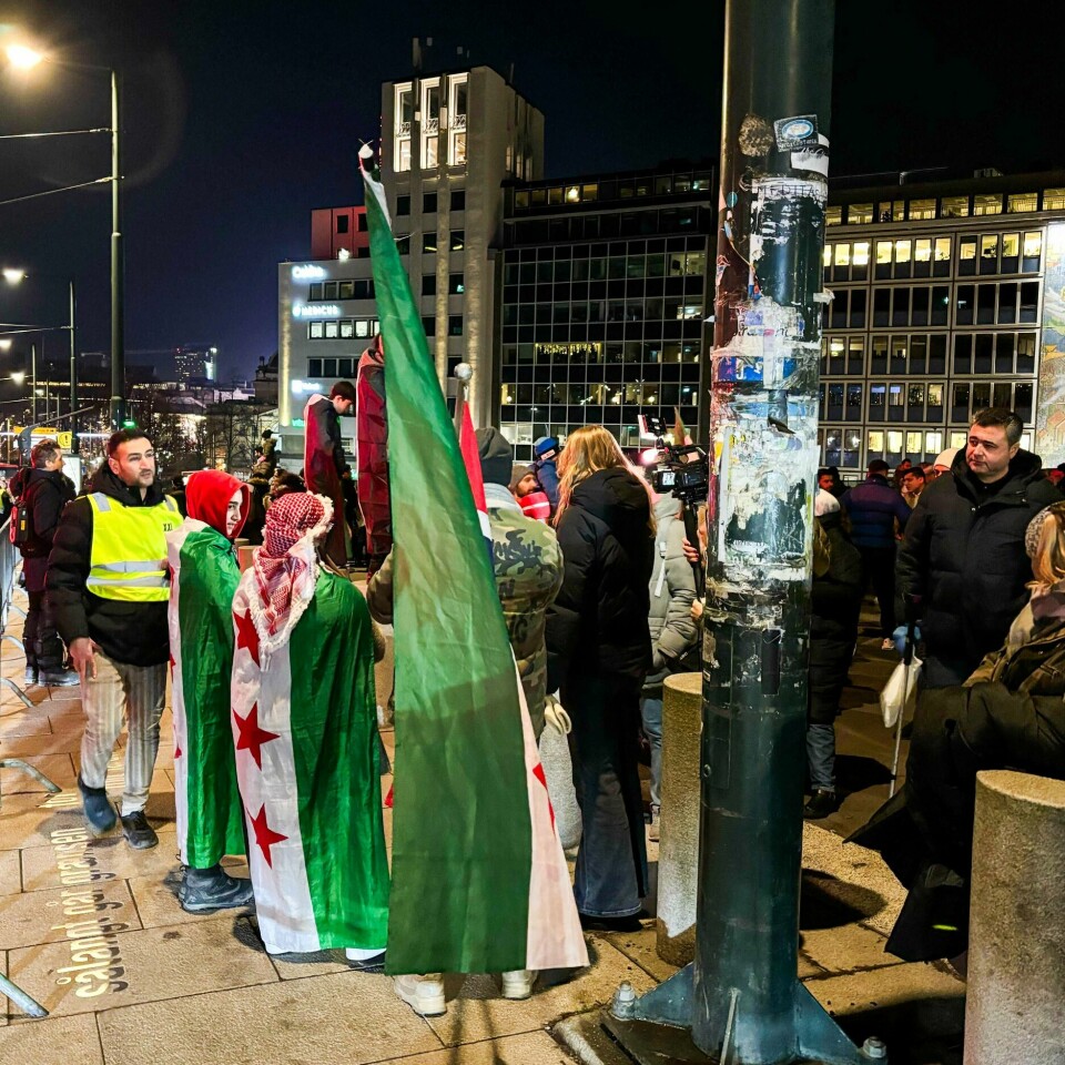 MARKERING: Mange hadde samlet seg til en markering på 7. juni-plassen i Oslo i helga. Bildet viser mennesker som har samlet seg til en markering på 7. juni-plassen i Oslo sentrum etter utviklingen i Syria natt til søndag. Mange flagget med flagg som tilhører de syriske opprørsstyrkene. Foto: Anna Nesje / NTB