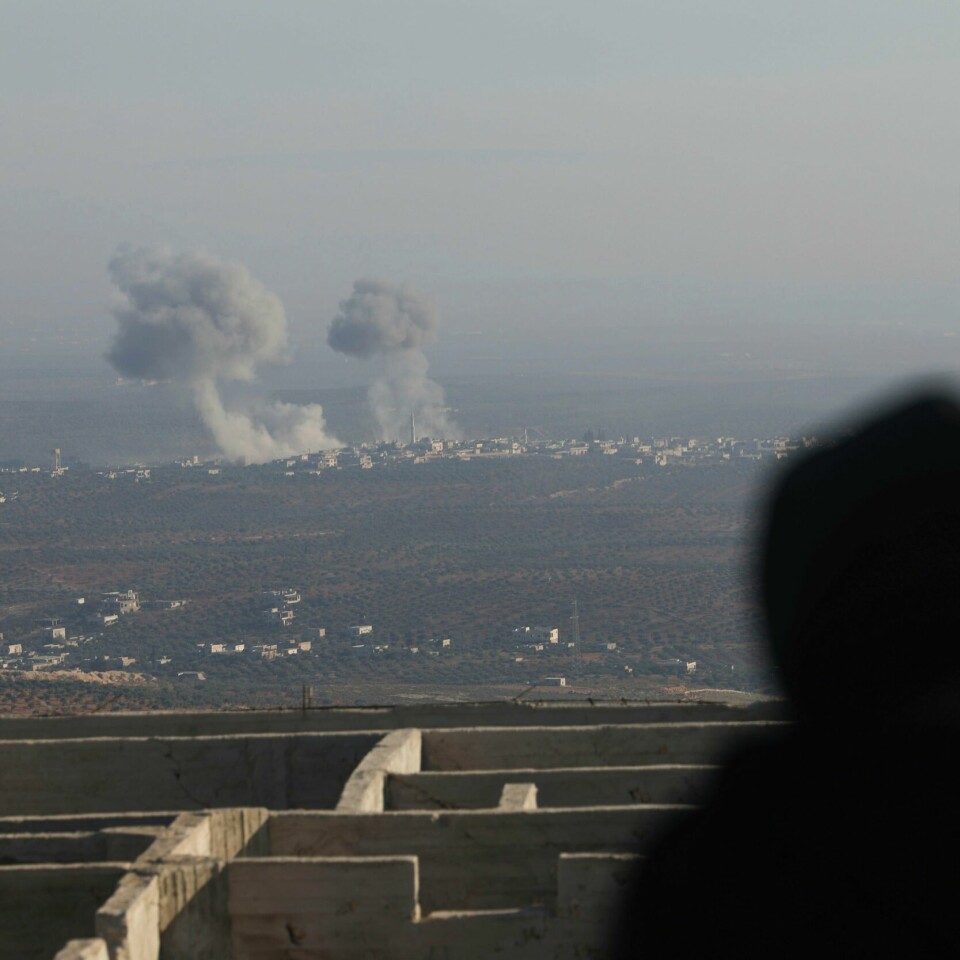SYRIA: Røyk stiger opp over landsbygda i Aleppo etter kamper torsdag. Røyk stiger opp over områder der det pågår kamper mellom opprørere og syriske regjeringsstyrker ved Majdaliya på landsbygda i Aleppo. Foto: Ghaith Alsayed / AP / NTB