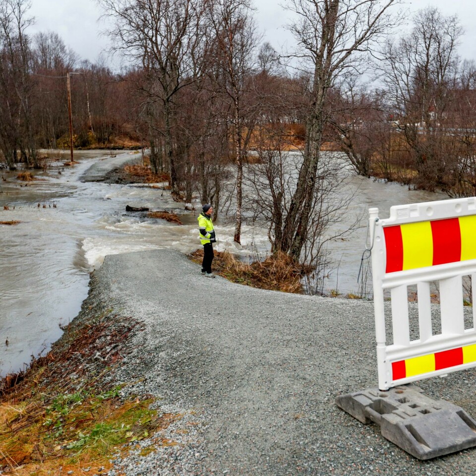VÆR: Det ventes mye nedbør i Nord-Norge de kommende dagene. Bildet er fra Tromsø forrige måned da nedbøren førte til flomskader flere steder. Mye nedbør førte i forrige uke til flom og oversvømmelser flere steder i nord, som her i Tromsø. Onsdag denne uken er det ventet mer nedbør. Foto: Rune Stoltz Bertinussen / NTB