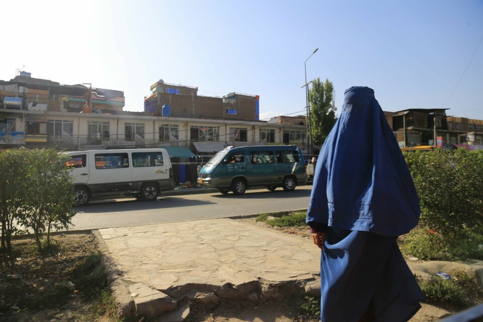 REGLER FOR KVINNER: Hele kvinnens kropp skal være dekket, ifølge loven i Afghanistan. Bildet viser en kvinne i Kabul som er helt tildekket. Foto: EPA / SAMIULLAH POPAL / NTB
