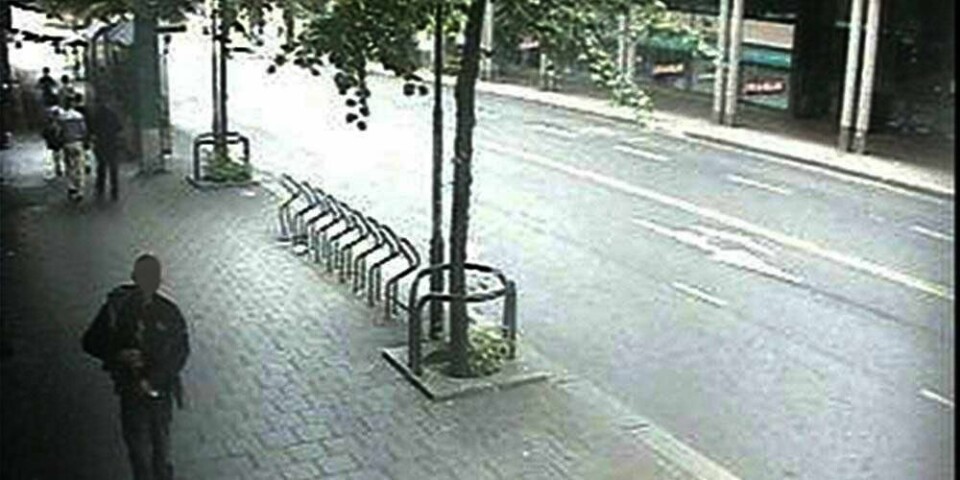 AVSLØRT: Mannen ble tatt opp på video. Slik fant politiet ut hvem det var som truet vanlige folk i Oslo.
