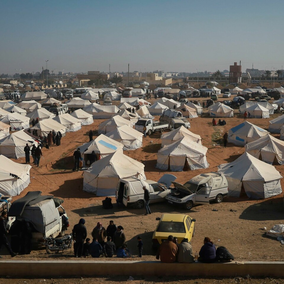 SYRIA: Flyktninger i en teltleir i Tabqa i Syria. Bildet viser internt fordrevne mennesker som går langs teltene i en leir i Tabqa i Syria. Foto: Hogir El Abdo / AP / NTB