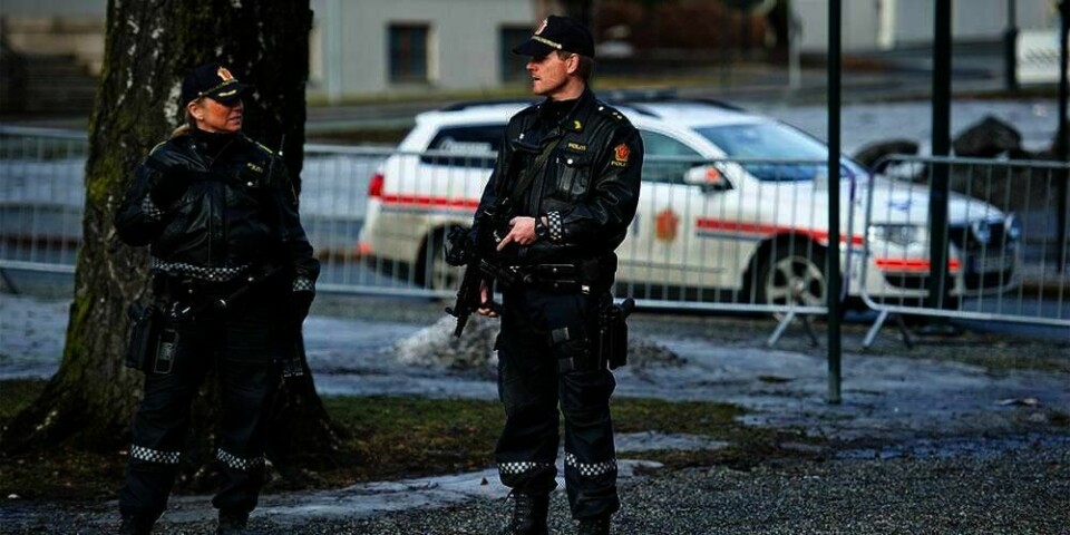 VÅPEN: Det er ikke vanlig at politiet i Norge skyter folk. Men det er blitt vanligere å se politiet med våpen den siste tiden. Nye regler gir de inntil videre lov til å bære våpen.