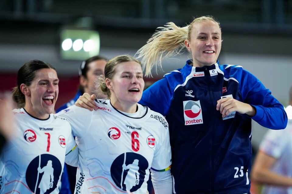 EUROPAMESTERSKAP: Håndballjentene jubler etter seier mot Slovakia. Henny Reistad (t.h.) og Maren Aardahl (midten) mener Frankrike kanskje kunne vært enda bedre om de hadde stumpet røyken. Foto: Beate Oma Dahle / NTB