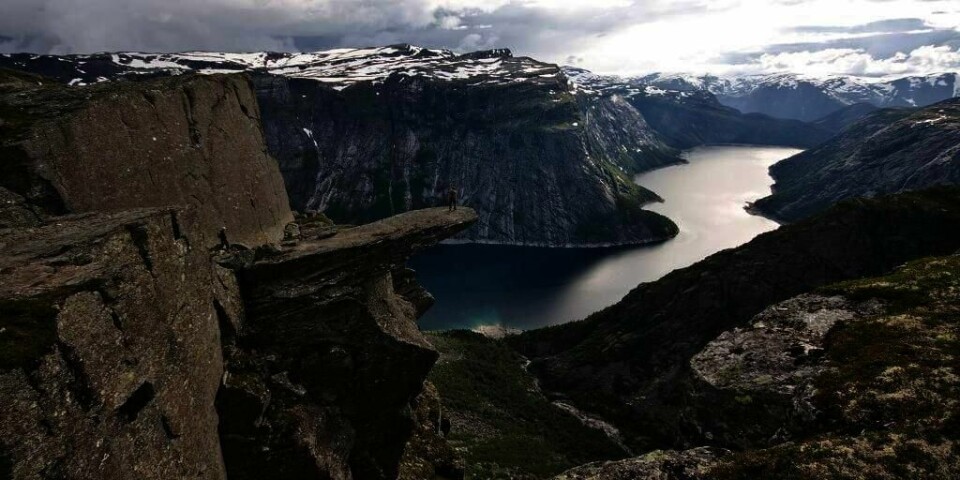 Populært: Trolltunga er et populært turistmål. Lørdag falt en kvinne ned derfra.