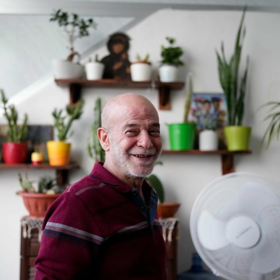 SATT I FENGSEL: Suheil Hamwi var 32 år i fengsel i Syria. Opprørere slapp ham fri søndag. Bildet viser en smilende Suheil Hamwi, som tilbrakte 32 år i fengsel i Syria. Søndag ble han frigjort og er nå hjemme igjen hos familien sin i Chekka, nord i Libanon. Foto: Hassan Ammar / AP / NTB