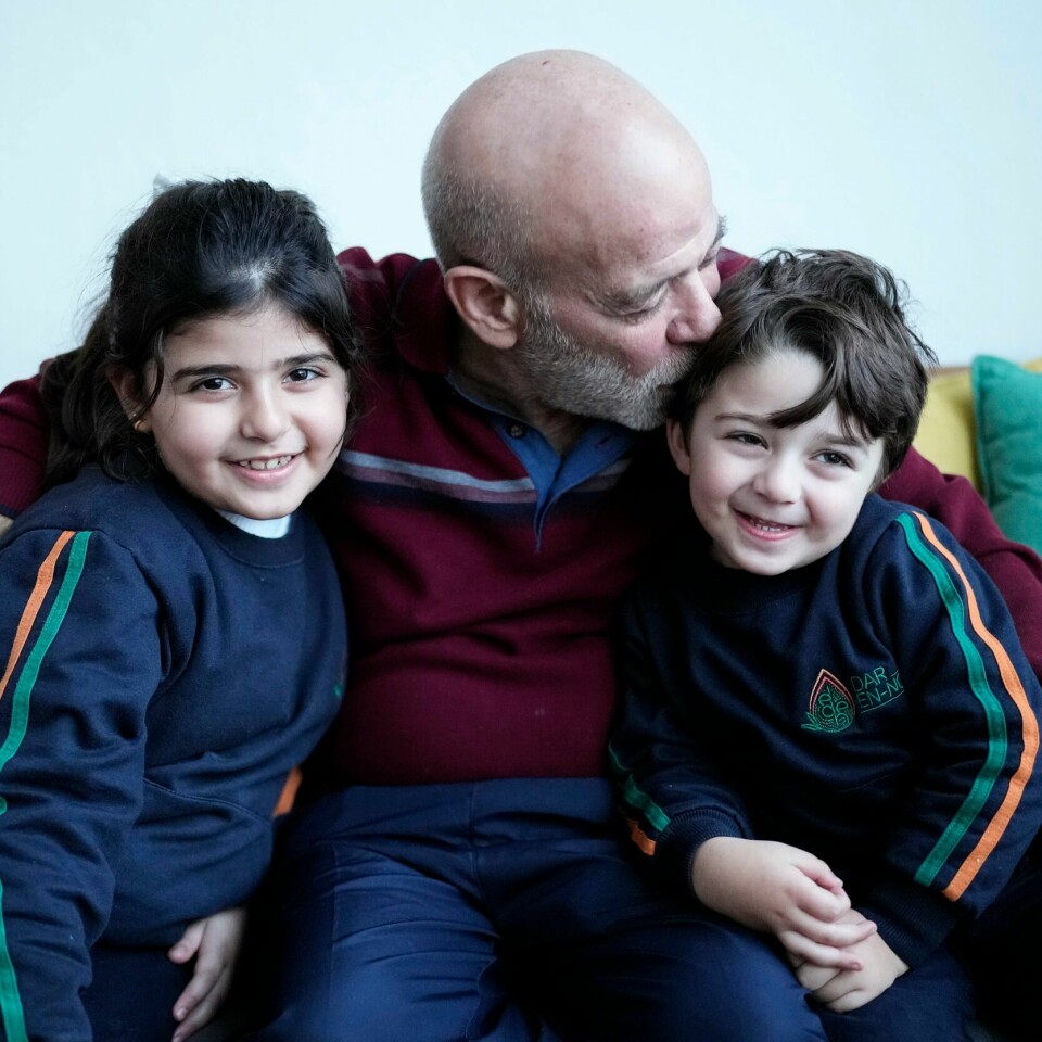 BARNEBARN: Suheil Hamwi har blitt bestefar. Barnebarna Tala og Chris var de første som tok imot Suheil Hamwi da han krysset grensen fra Syria til Libanon. Foto: Hassan Ammar / AP / NTB