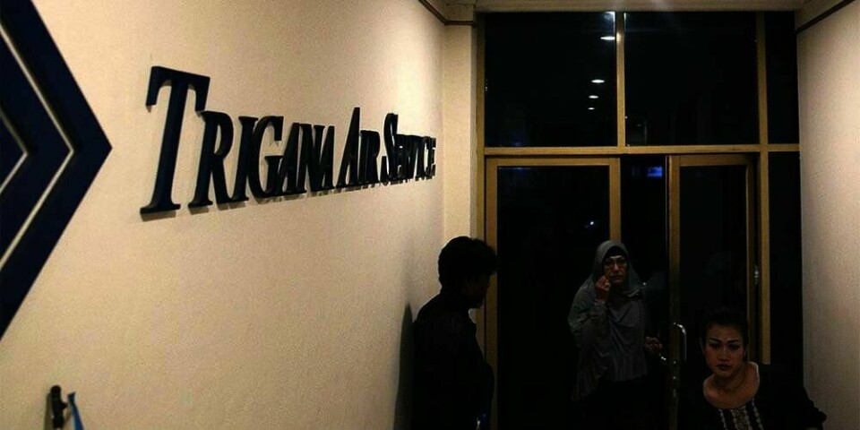KAOS: Folk i Indonesia reiste til kontoret til selskapet Trigana Air Service i Jakarta. De lurte på hva som skjedde. Folk i området hadde hørt et fly styrte.