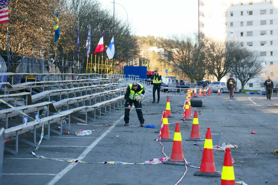 SKADD: Minst sju mennesker ble skadd. Det skjedde da en bil krasjet inn i denne tribunen under et motorshow. Bildet viser politifolk som jobber på stedet der en bil krasjet i en tribune. Foto: Beate Oma Dahle / NTB
