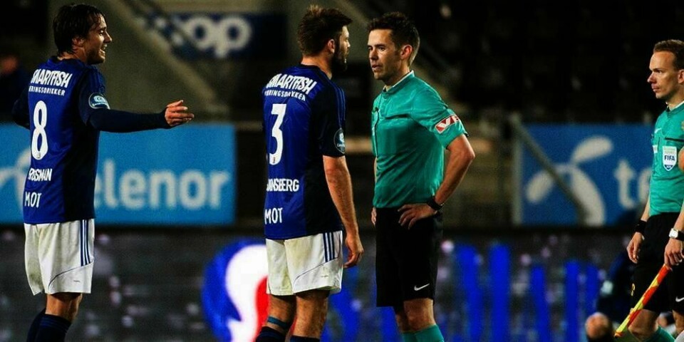STRAFFE: Dommer Tom Harald Hagen får kritikk etter kampen mellom Stabæk og Roseborg onsdag. Han dømte det noen sier er en tvilsom straffe.