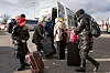 Nesten daglig går det busser til Norge fra mottakssenteret i Przemysl i Polen. Her henter en minibuss ni passasjerer torsdag formiddag. Foto: Torstein Bøe / NTB