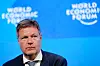 Tysklands økonomiminister Robert Habeck tror EU vil bli enige om en boikott av russisk olje innen få dager. Foto: AP / Markus Schreiber / NTB