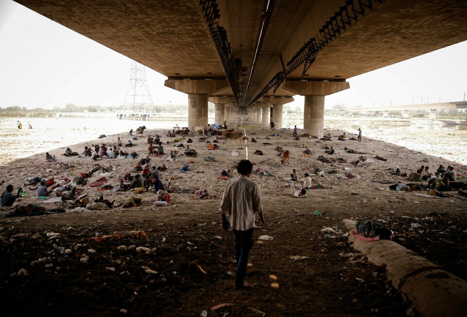 KLIMA: Folk sover under brua hvor Yamuna-elven går. Det er rett og slett for varmt å være noen andre steder. Mange hundre personer ligger under en bro. Det er nesten ikke vann i elva. Men det er skygge.
