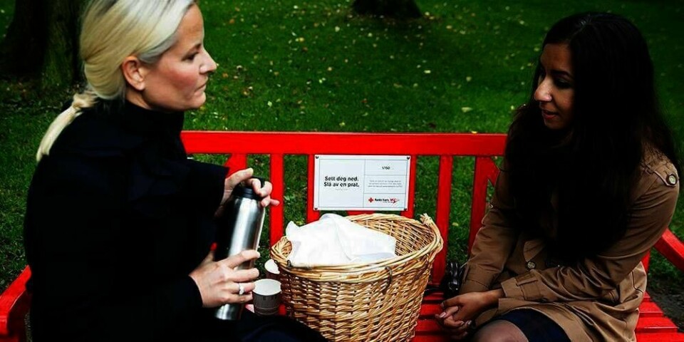 SAMTALE: Kronprinsesse Mette-Marit fikk en rød samtalebenk i gave av Røde Kors. Kronprinsessen fikk snakke med tidligere flyktning Naghmeh Gorgin. Gorgin er frivillig i Røde Kors.
