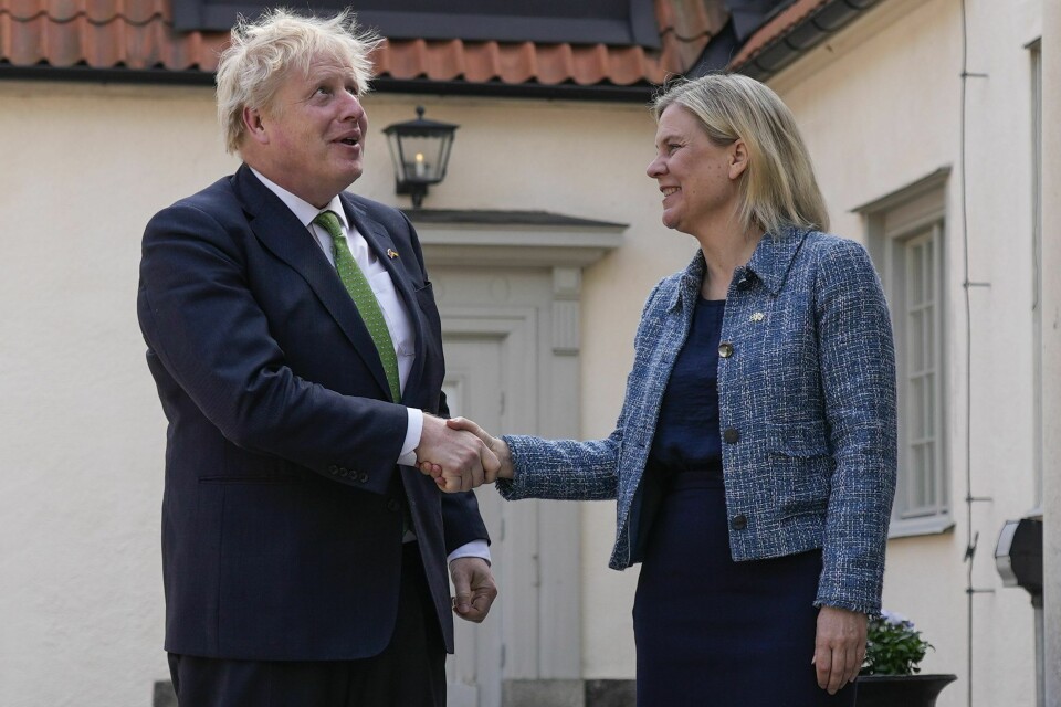 AVTALE: Sverige og Storbritannia lover å hjelpe den andre hvis det skjer et angrep. Bildet er av at Storbritannias statsminister Boris Johnson ble tatt imot av Sveriges statsminister Magdalena Andersson. De står utenfor et bygg og tar hverandre i hendene. Foto: Frank Augstein / AP / NTB