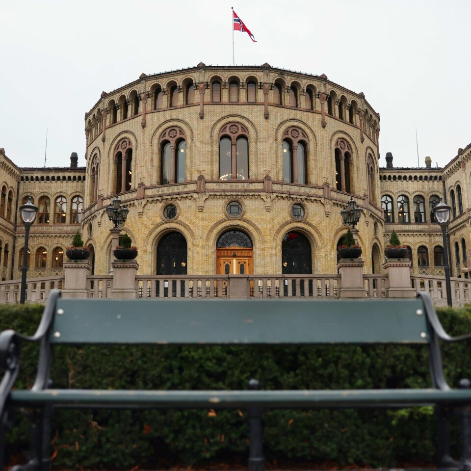 ENIGE: Norge skal bruke mer penger som følge av krigen i Ukraina. Politikerne på Stortinget er enige om det aller meste. Bildet er av Stortinget. Bildet er tatt fra plassen foran bygget. Det er en benk mellom fotografen og Stortinget. Det norske flagget vaier på toppen. Foto: Ørn E. Borgen / NTB