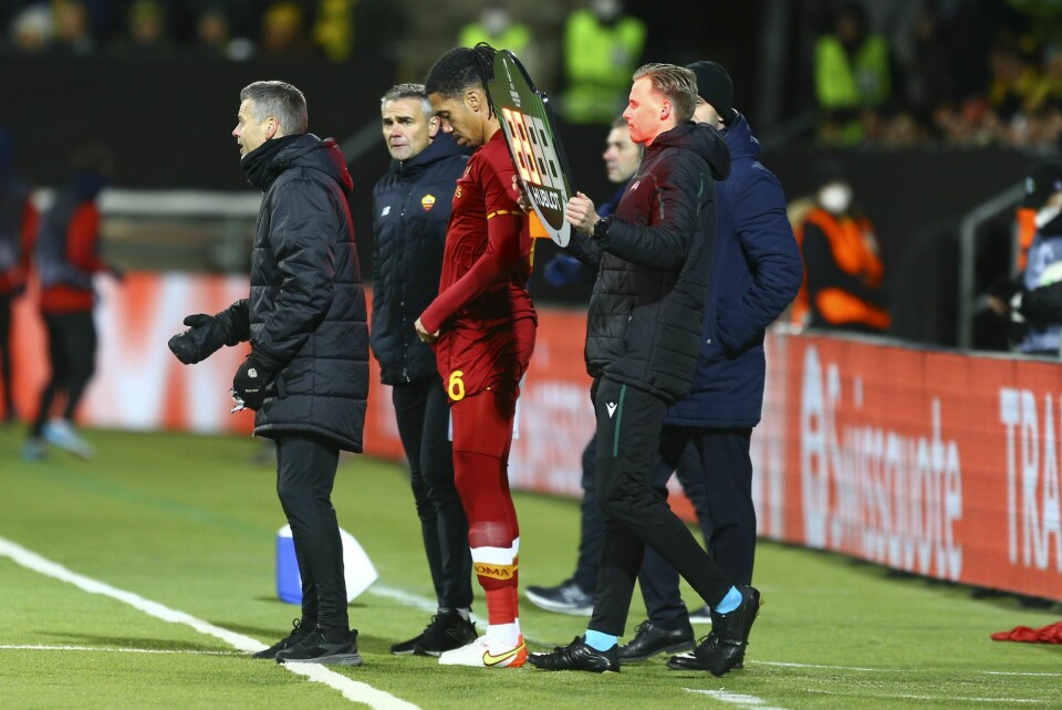 KONFLIKT: Bodø/Glimts trener Kjetil Knutsen og Romas Chris Smalling under kampen mellom Bodø/Glimt og AS Roma på Aspmyra stadion. Bodø/Glimts trener Kjetil Knutsen og Romas Chris Smalling under kampen mellom Bodø/Glimt og AS Roma på Aspmyra stadion.Foto: Mats Torbergsen / NTB