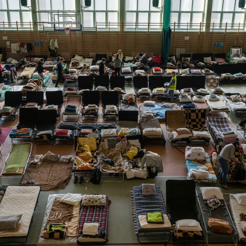 GRATIS: Det skal bli gratis for folk å sende hjelp til Ukraina med Postnord. Bildet er av en sovesal for folk på flukt fra krigen i Ukraina. Foto: Petros Giannakouris/AP/NTB