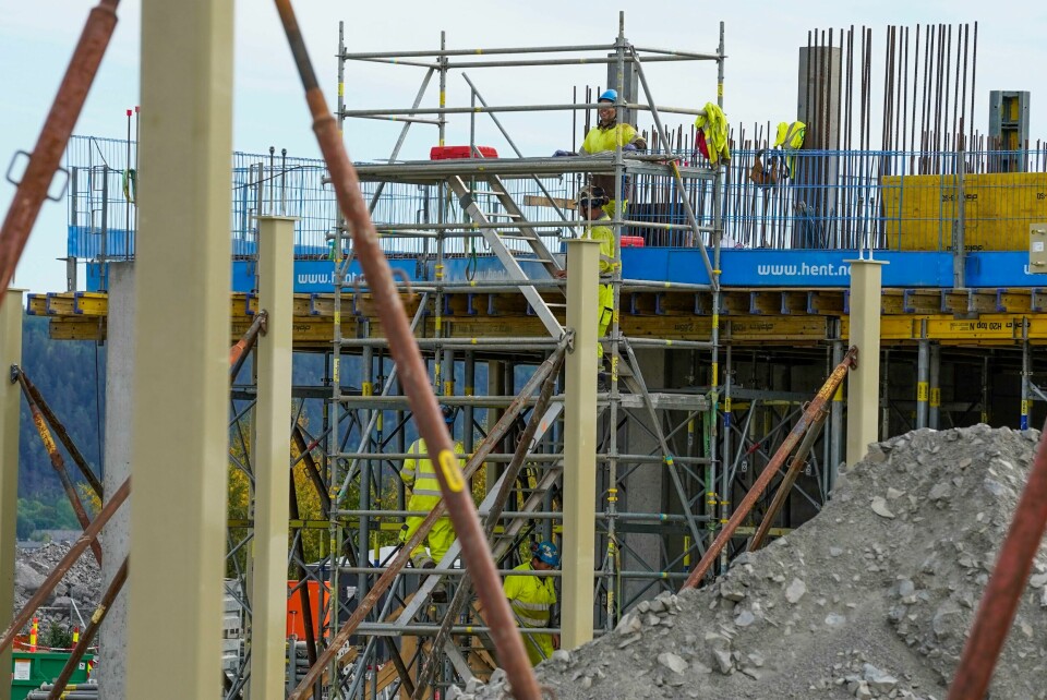 ARBEID: Mange bedrifter trenger folk som kan jobbe. Bildet viser arbeidsfolk i gang med å bygge nye Drammen sykehus. Foto: Lise Åserud / NTB