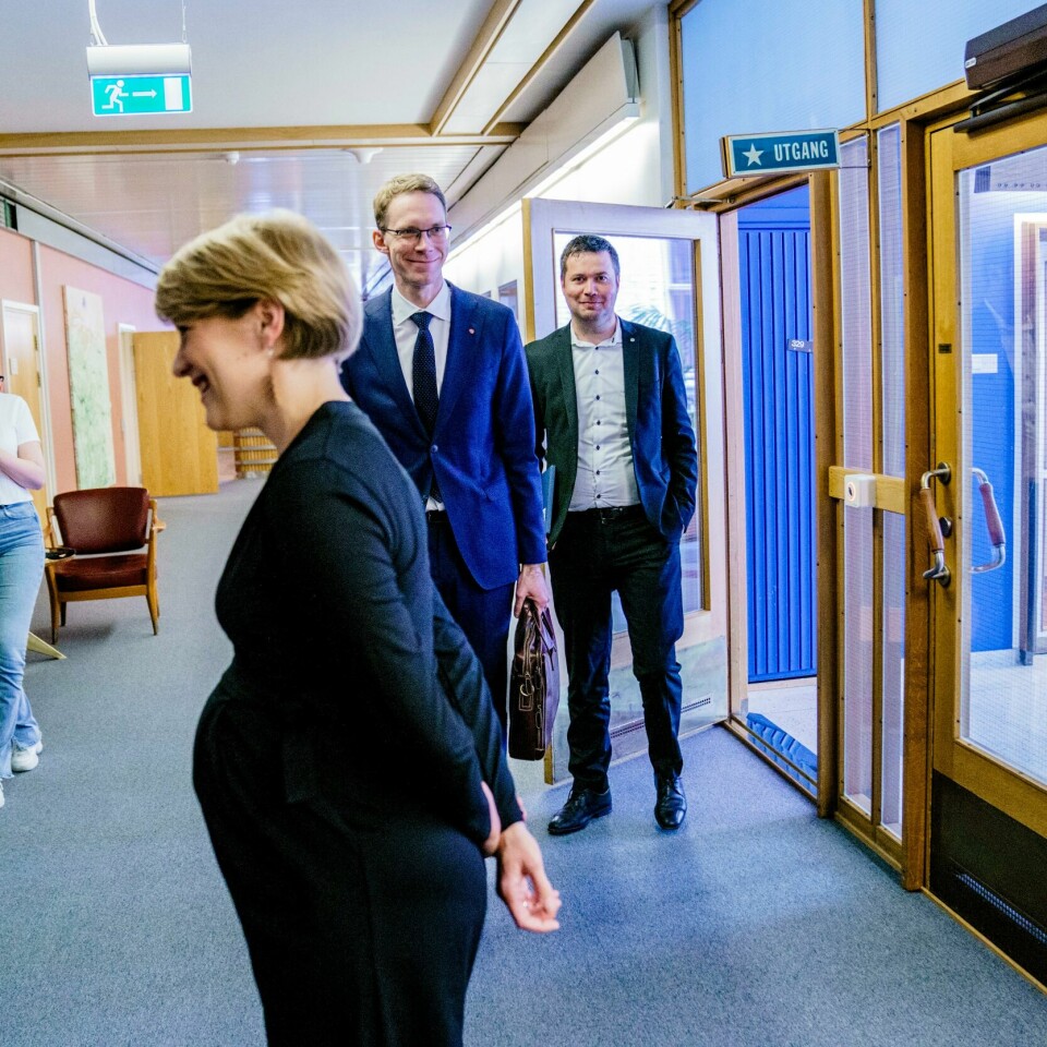 FORHANDLINGER: Hovedforhandlerne Kari Elisabeth Kaski (SV), Eigil Knutsen (Ap) og Geir Pollestad (Sp) før første møte 23. mai. Hovedforhandlerne Kari Elisabeth Kaski (SV), Eigil Knutsen (Ap) og Geir Pollestad (Sp) før første møte i forhandlingene om revidert nasjonalbudsjett 23. mai. Foto: Stian Lysberg Solum / NTB