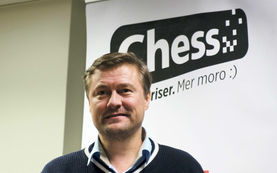 NEKTER: Idar Vollvik nekter straffskyld for å ha pakket om munnbind. Foto: Remi Bøe Presttun / NTB Bildet er et arkivfoto av Idar Vollvik. Han står foran en hvit vegg og logoen til mobilselskapet Chess, som han startet. Arkivfoto: Remi Bøe Presttun / NTB