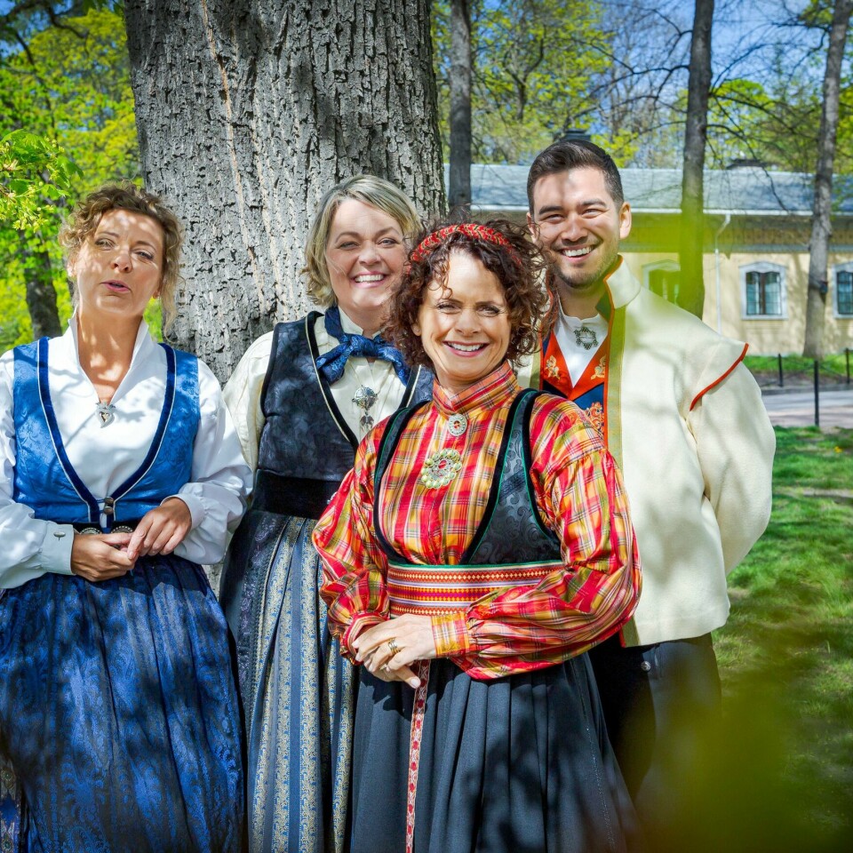 KLARE: Disse skal følge seerne på NRKs sending fra 17. mai. Utegående reporter Matias Alegria, programleder Nadia Hasnaoui, kommentator Ida Kjøstelsen og Lise Finckenhagen. NRKs programledere under 17. mai sendingen 2022. (f.h) Utegående reporter Matias Alegria, programleder Nadia Hasnaoui, kommentator Ida Kjøstelsen og Lise Finckenhagen. Foto: Alf Simensen / NTB