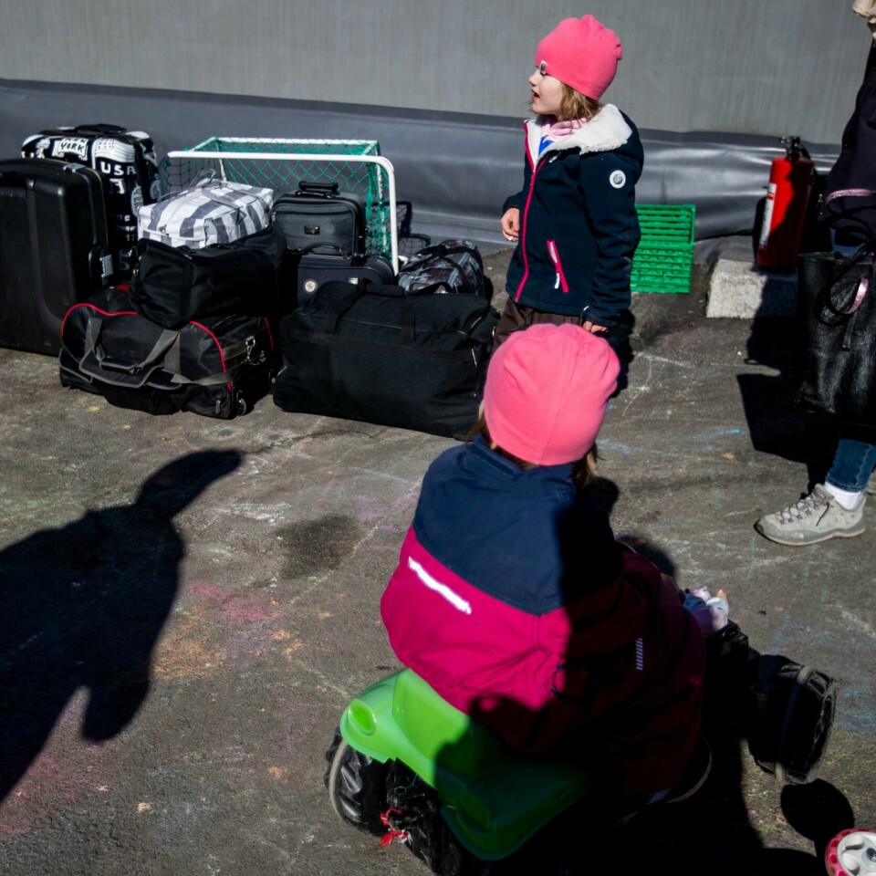 FLYTTER: Mange ukrainske flyktninger kommer først til Råde for å registrere seg. Nå har over tusen flyktninger flyttet videre ut i en norsk kommune.Foto: Javad Parsa / NTB Bildet viser flyktninger fra Ukraina ved mottakssenteret i Råde.