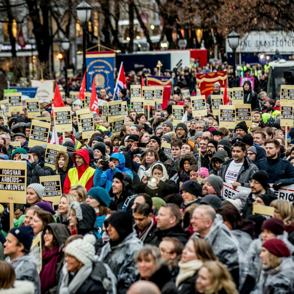 KLARE: Rundt 16.000 offentlig ansatte står klare til å streike fra tirsdag morgen. Bildet viser folk som streiker. Det er fra da LO, Unio og YS gjennomførte en politisk streik. Rundt 16.000 offentlig ansatte står klare til å streike fra tirsdag morgen.