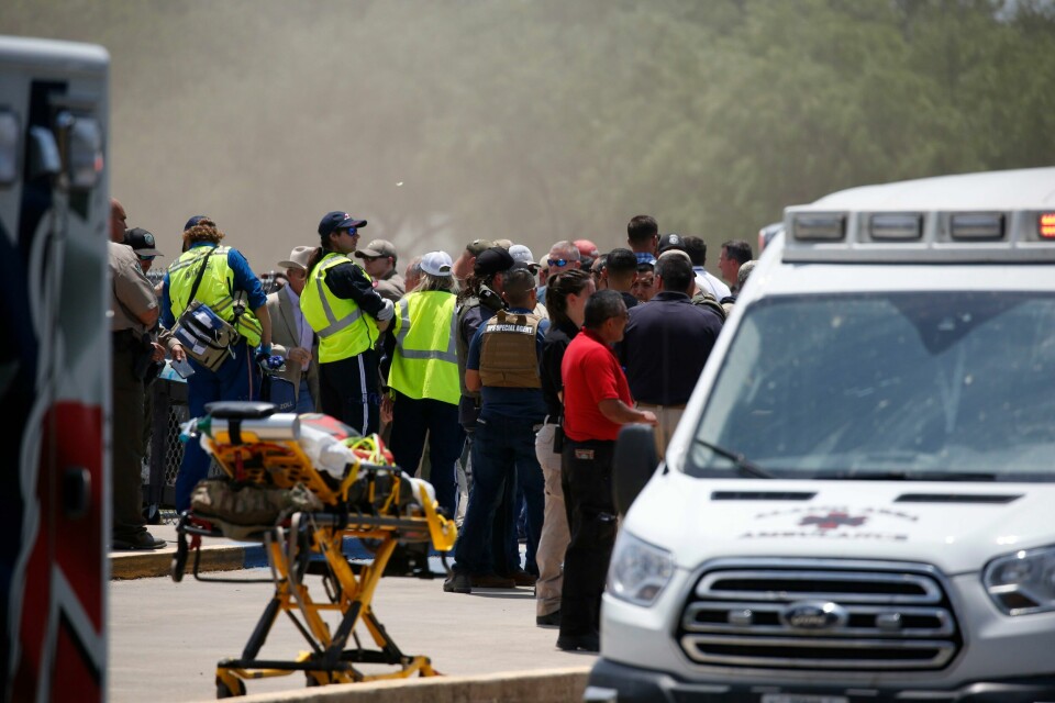 SKYTING: En person skjøt og drepte 21 mennesker på en skole i USA. Helsepersonell og andre står utenfor Robb Elementary School i småbyen Uvalde i Texas der mange barn ble drept i skoleskyting tirsdag. Foto: Dario Lopez-Mills / AP / NTB