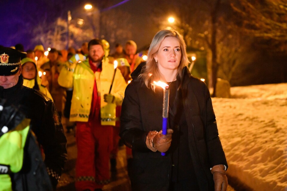 TRAFIKKULYKKE: Emilie Enger Mehl gikk i tog sammen med folk som har mistet noen i trafikken det siste året. Justisminister Emilie Enger Mehl går i fakkeltog under arrangementet Lys til ettertanke i Stokke i Vestfold søndag.Foto: Rodrigo Freitas / NTB