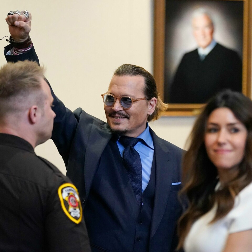 VANT: Johnny Depp gikk til sak mot ekskona. Han vant. Bildet viser skuespiller Johnny Depp som hilser på tilhørere i rettssalen på rettssakens siste dag fredag 27. mai. Foto: Steve Helber / AP / NTB