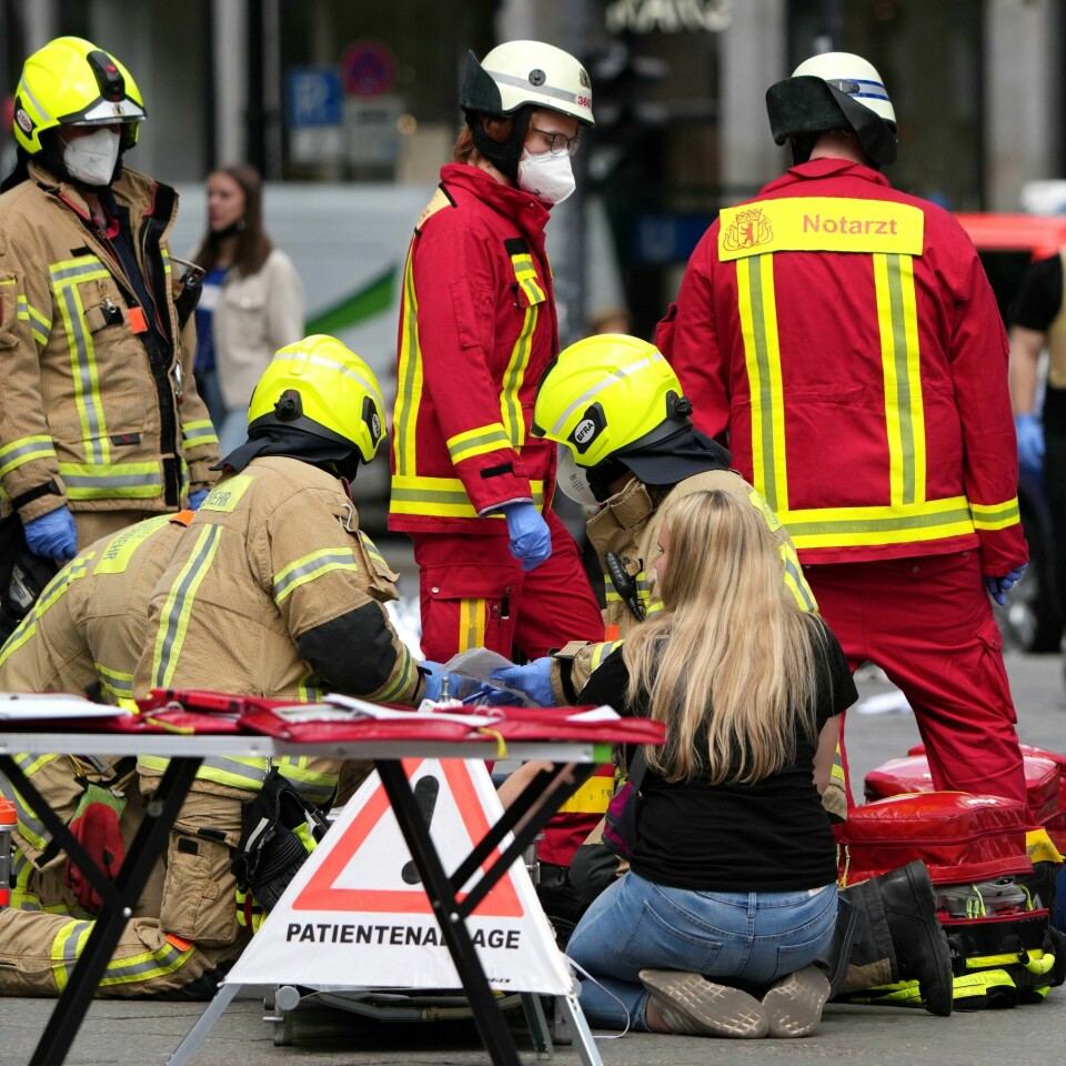 SKADD: Redningsarbeidere hjelper en skadd person etter at en bil kjørte inn i en folkemengde i Berlin. Bildet er av redningsarbeidere som hjelper en skadd person etter at en bil kjørte inn i en folkemengde i Berlin. Foto: Michael Sohn / AP / NTB