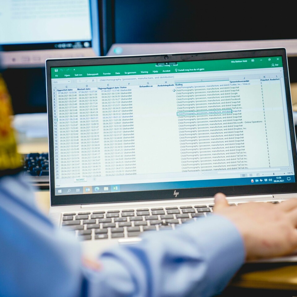 FLERE: Kripos klarer nå å behandle flere tips om overgrep som skjer på nett. Det gjør at de sender flere tips til lokalt politi. Det ble fem ganger flere i 2021 enn i 2020. I operasjonsrommet hos Kripos på Bryn i Oslo sitter politietterforskere og teknikere og saumfarer flere forskjellige kanaler for bilder og bildefiler på jakt etter overgripere. Foto: Stian Lysberg Solum / NTB