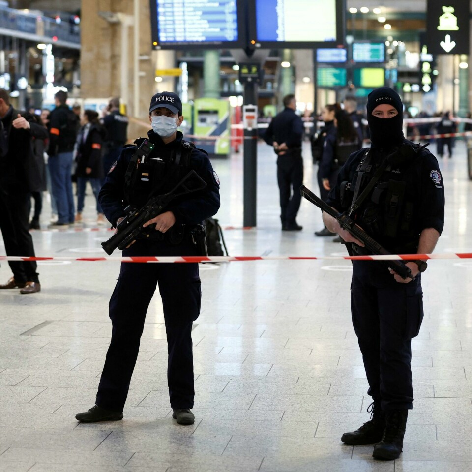 SIKRER: Politiet har sikret området av stasjonen der angrepet skjedde. Bildet er av politi som holder vakt på stasjonen Gare du Nord i Paris. Foto: Benoit Tessier / Reuters / NTB