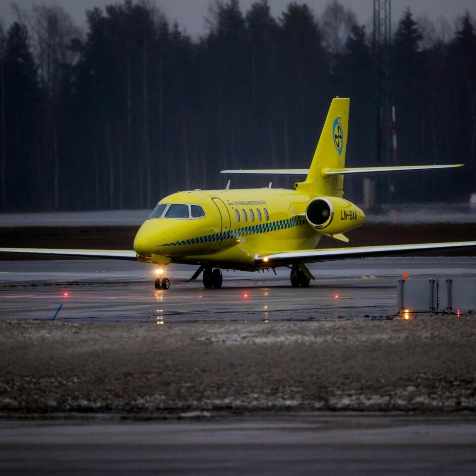 STOPP: I løpet av bare noen få dager kan alle ambulansefly bli stående på bakken. Det kan skje hvis det blir lockout for flyteknikere fra natt til søndag. Bildet er av et gult fly. Det er et ambulansefly på en rullebane. Foto: Stian Lysberg Solum / NTB